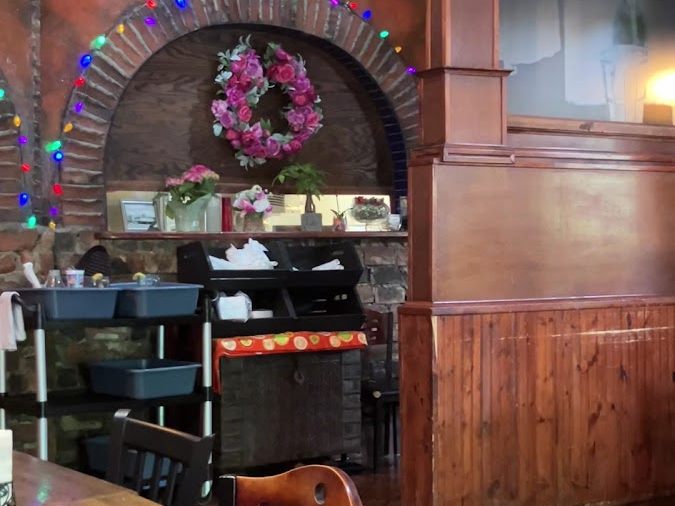 Bisbee's Table interior